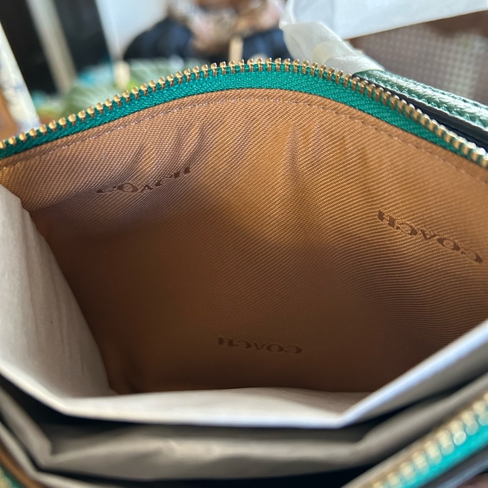 HOST PICK! NWT COACH WRISTLET-Pebble leather-Beautiful Green! - Picture 4 of 8